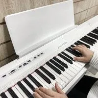 Antares D-300W Цифровое фортепиано в комплекте со стойкой и блоком педалей, цвет белый Antares D-300W Цифровое фортепиано в комплекте со стойкой и блоком педалей, цвет белый